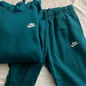NIKE SWEATSUIT